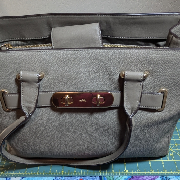 Coach Swagger - Picture 10 of 16